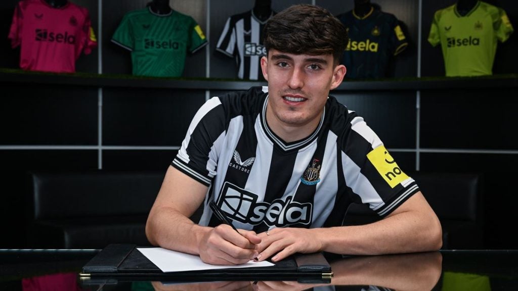 Newcastle sign Livramento from Southampton for £40m