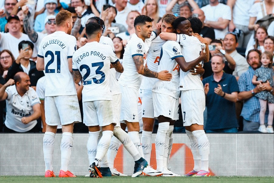 Tottenham beat Manchester United 2-0 in London 9