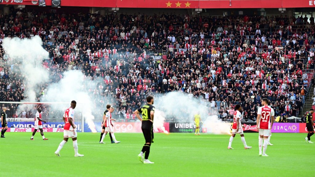 Ajax-Feyenoord to be complete behind closed doors