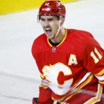 Mikael Backlund signs 2-year extension with Flames
