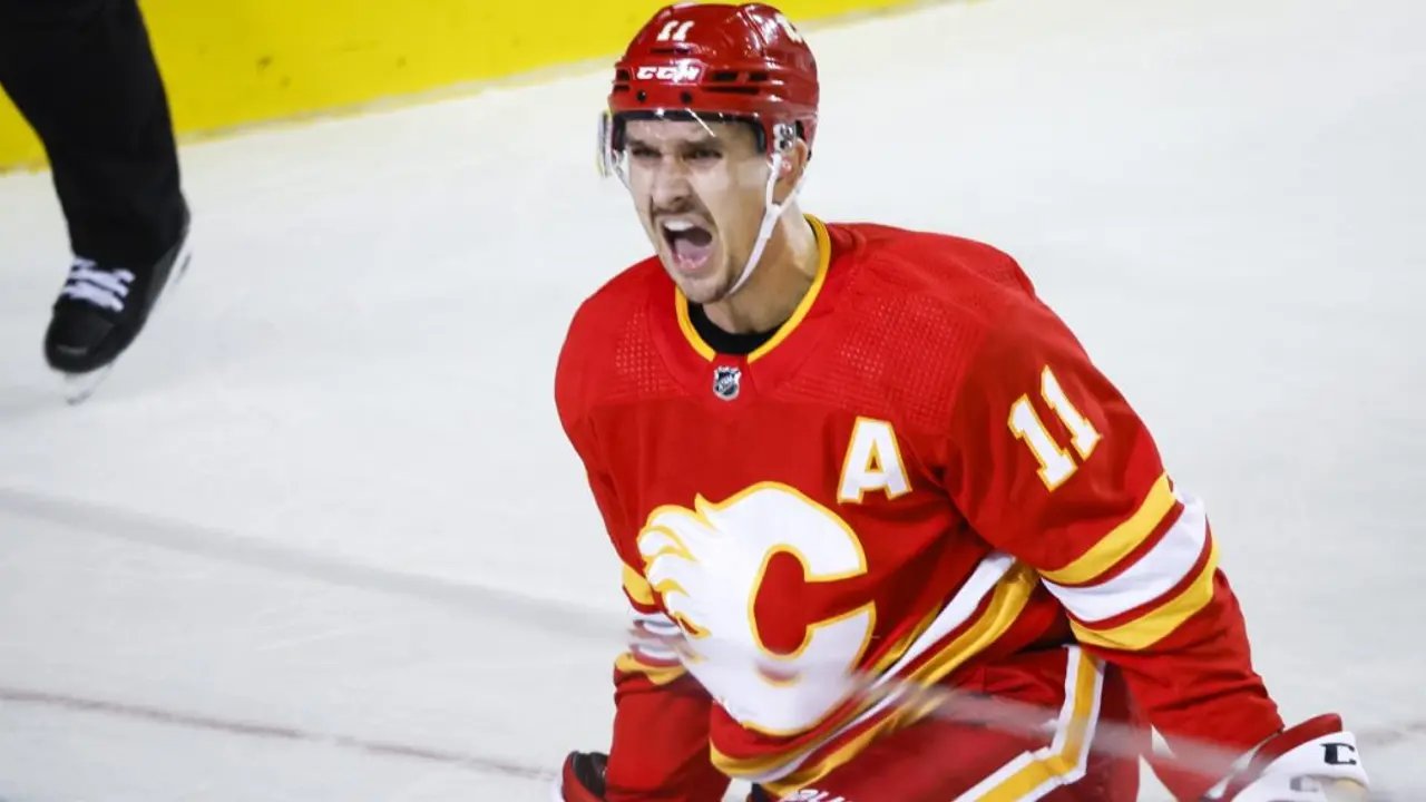 Mikael Backlund signs 2-year extension with Flames