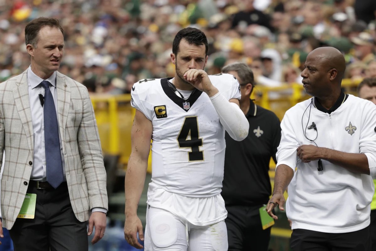 Derek Carr to be checked for shoulder injury after loss to Packers