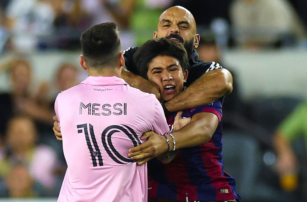 Messi’s private bodyguard always ready – stops a pitch invader