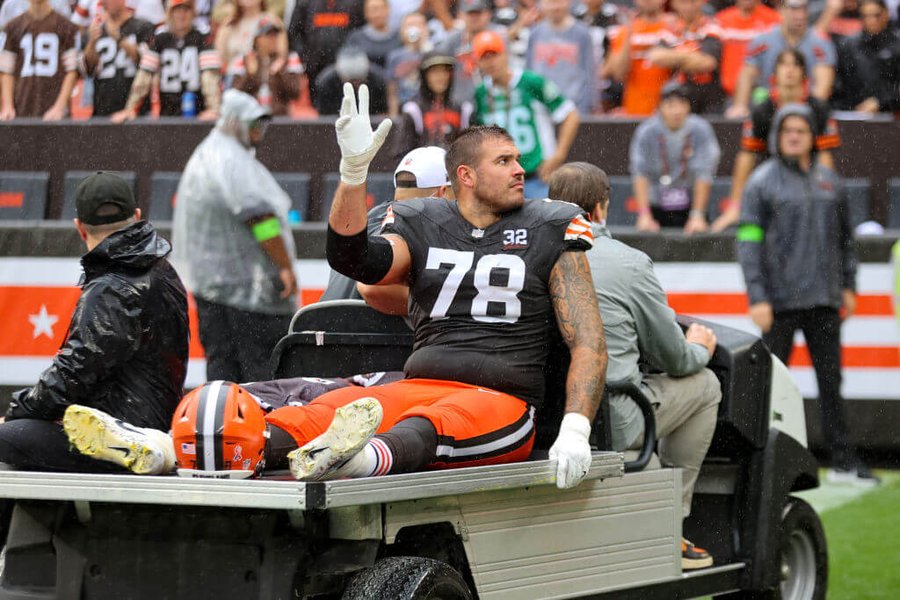 Cleveland‘s right tackle Conklin has torn ACL