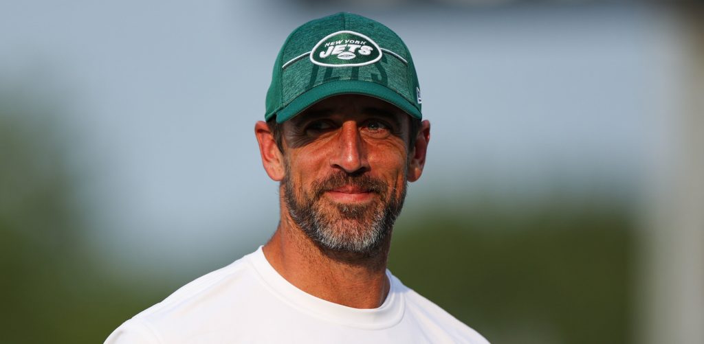 Aaron Rodgers returns to Jets to watch their game vs. Chiefs