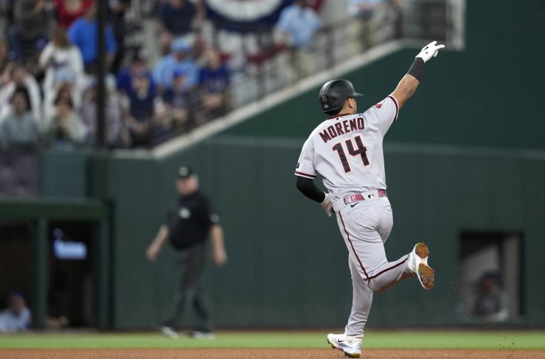 Diamondbacks rout Texas 9-1 to tie World Series
