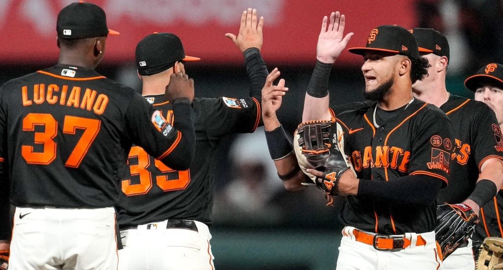 Giants overpower Dodgers 2-1 to stop their winning streak