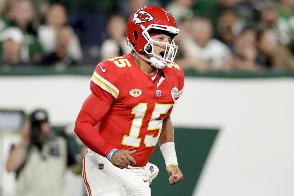 Chiefs almost blew giant lead, but beat Jets 23-20 5