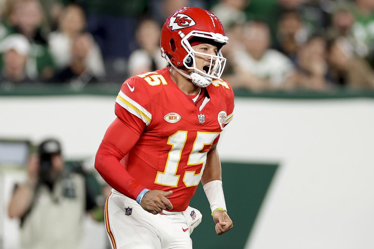 Chiefs almost blew giant lead, but beat Jets 23-20 2
