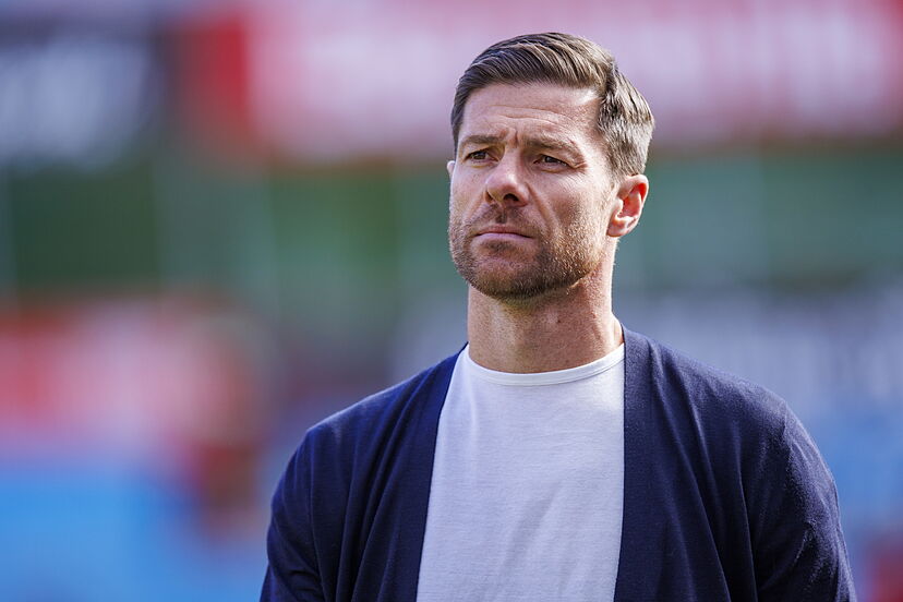 Xabi Alonso rightс history with 11 straight wins with Bayer 15