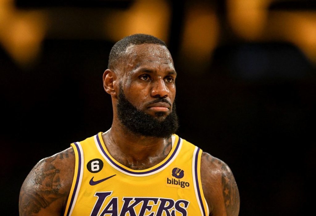 LeBron James decides to stay with Lakers on new contract 10