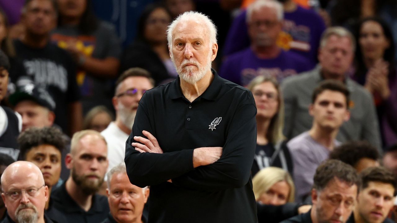 Popovich criticizes Spurs fans for booing Kawhi Leonard