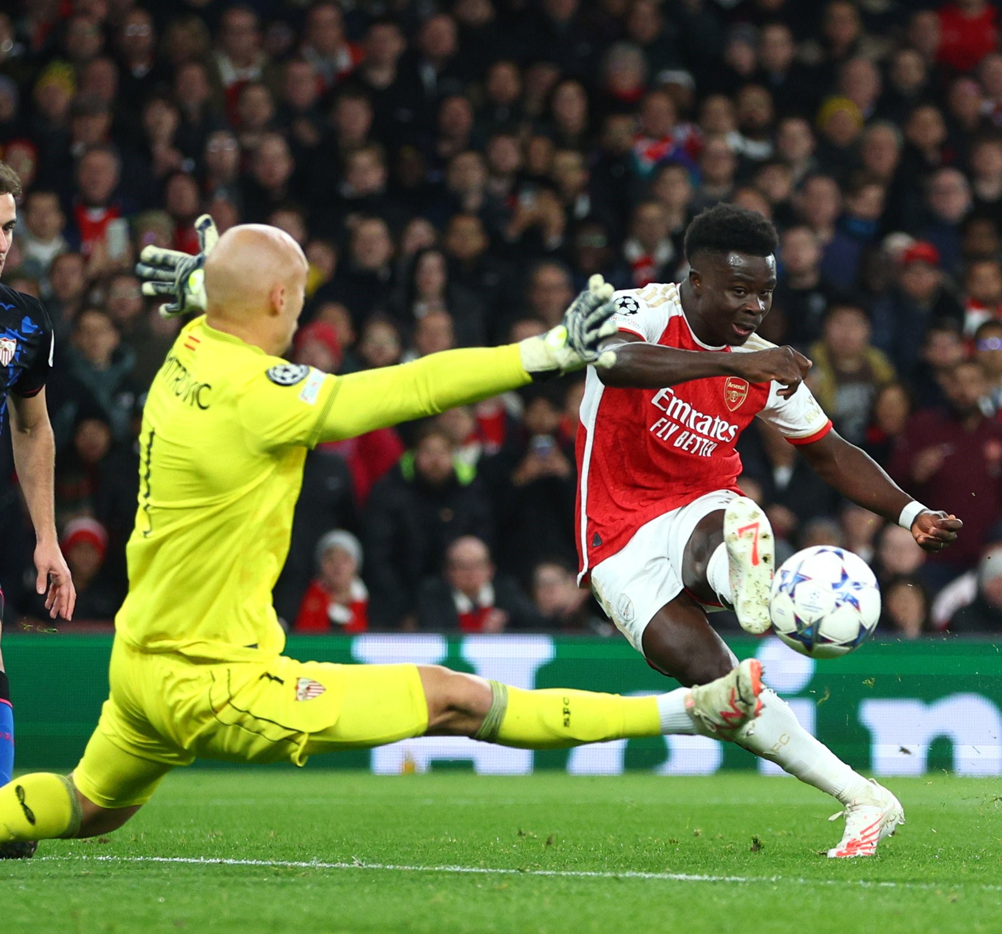 Arsenal with a routine 2-0 win vs. Seville at Emirates