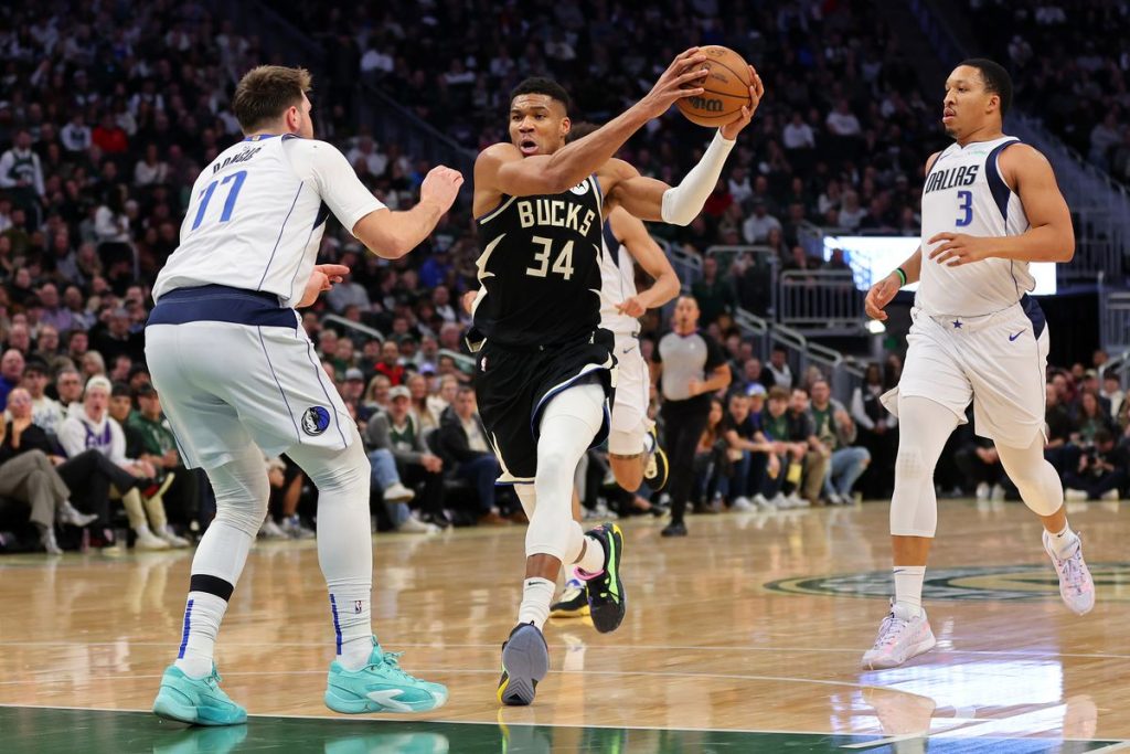 Giannis nets 40 points to lead Bucks for a 132-125 win vs Mavericks 4