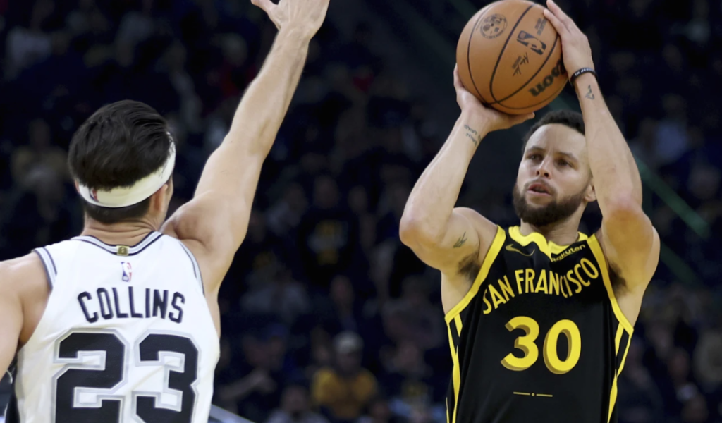 Curry scores 35 points as Warriors hold off Spurs 118-112 11