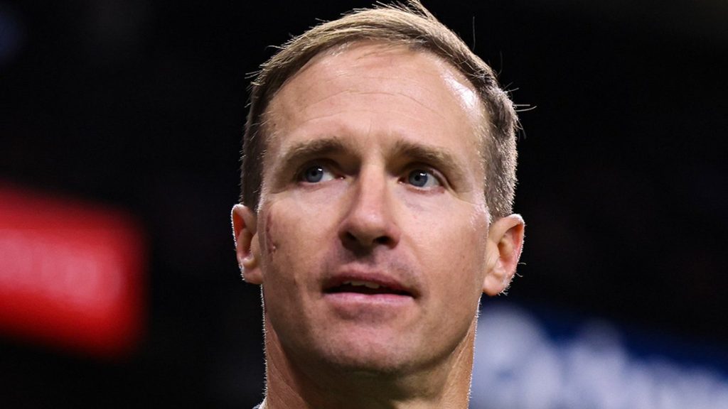 Retired quarterback Brees can’t throw with right hand