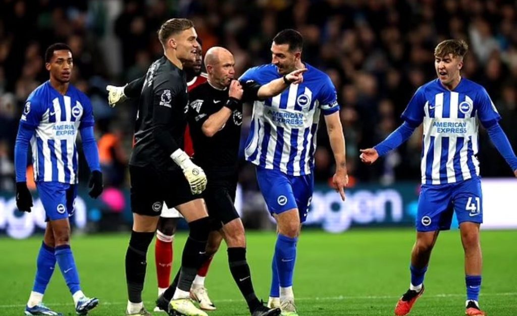 Lewis Dunk receives 2-game ban after lashing out at referee