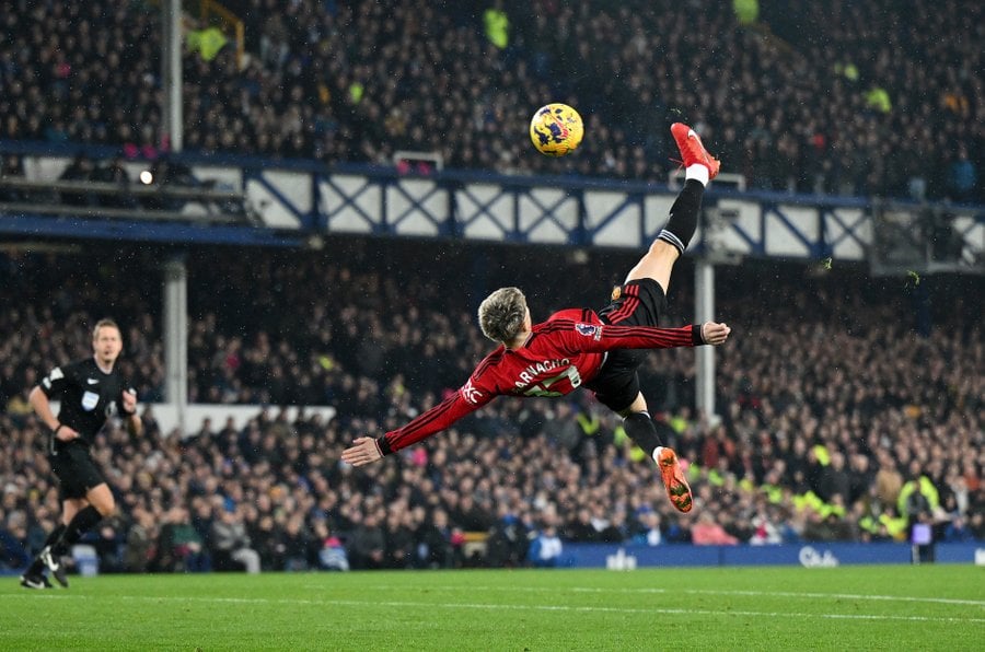 Man United destroy Everton 3-0 at Goodison Park