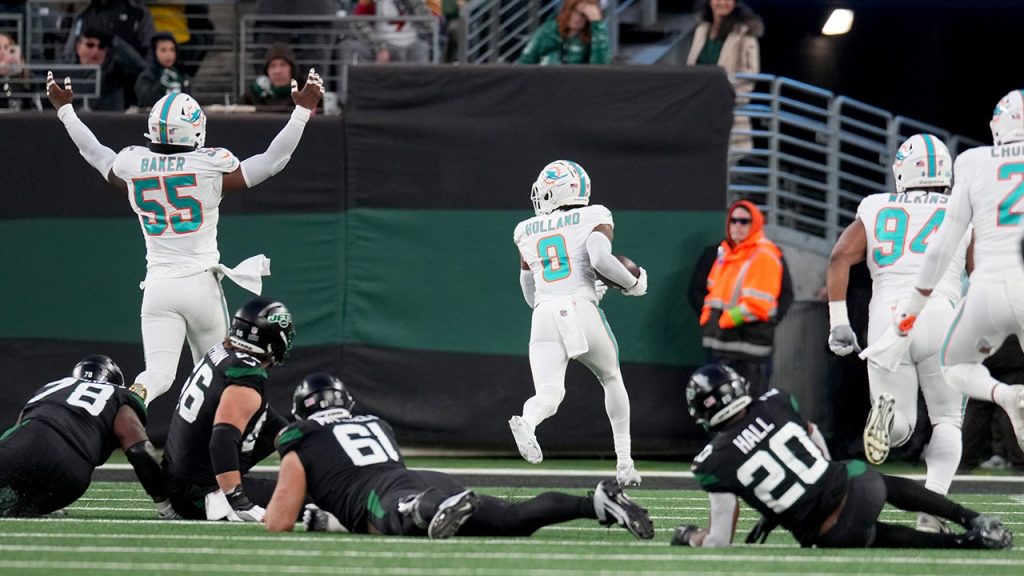 Miami safety Jevon Holland calls MetLife Stadium turf ‘trash’