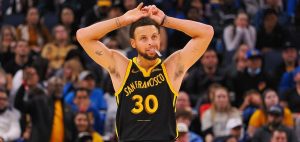 Golden State superstar Curry leaves victory early with pelvic problem