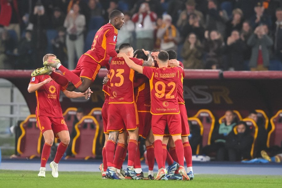 Roma beat 9-man Napoli 2-0 at Stadio Olimpico