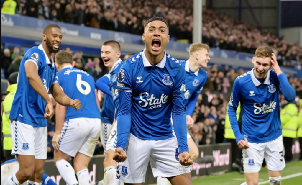 Everton continues Chelsea misery with 2-0 win