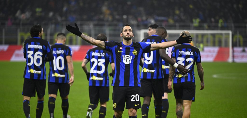 Crushing 4-0 victory over Udinese brings Inter back to the top