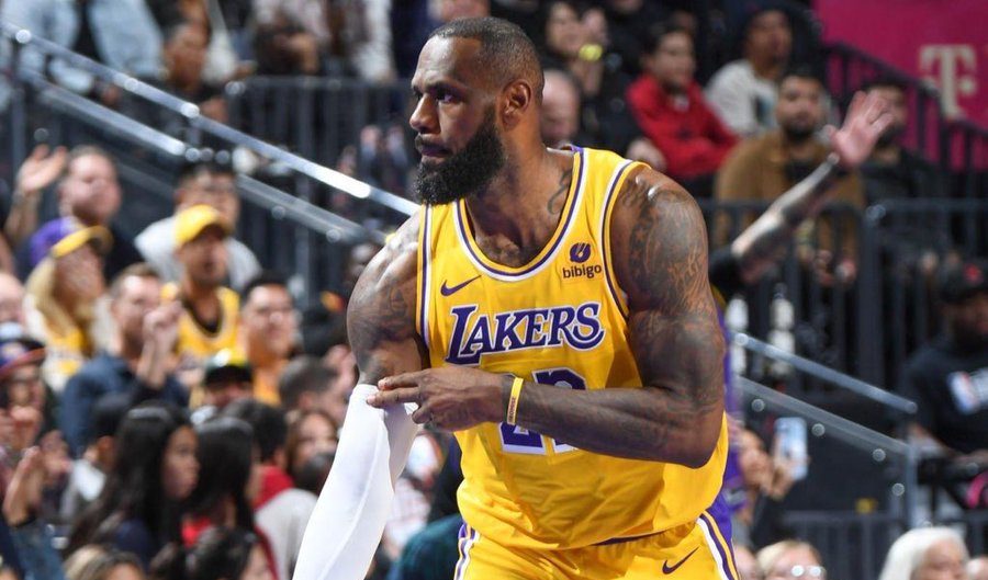 LeBron helps Lakers to trash Pels and reach IST Final
