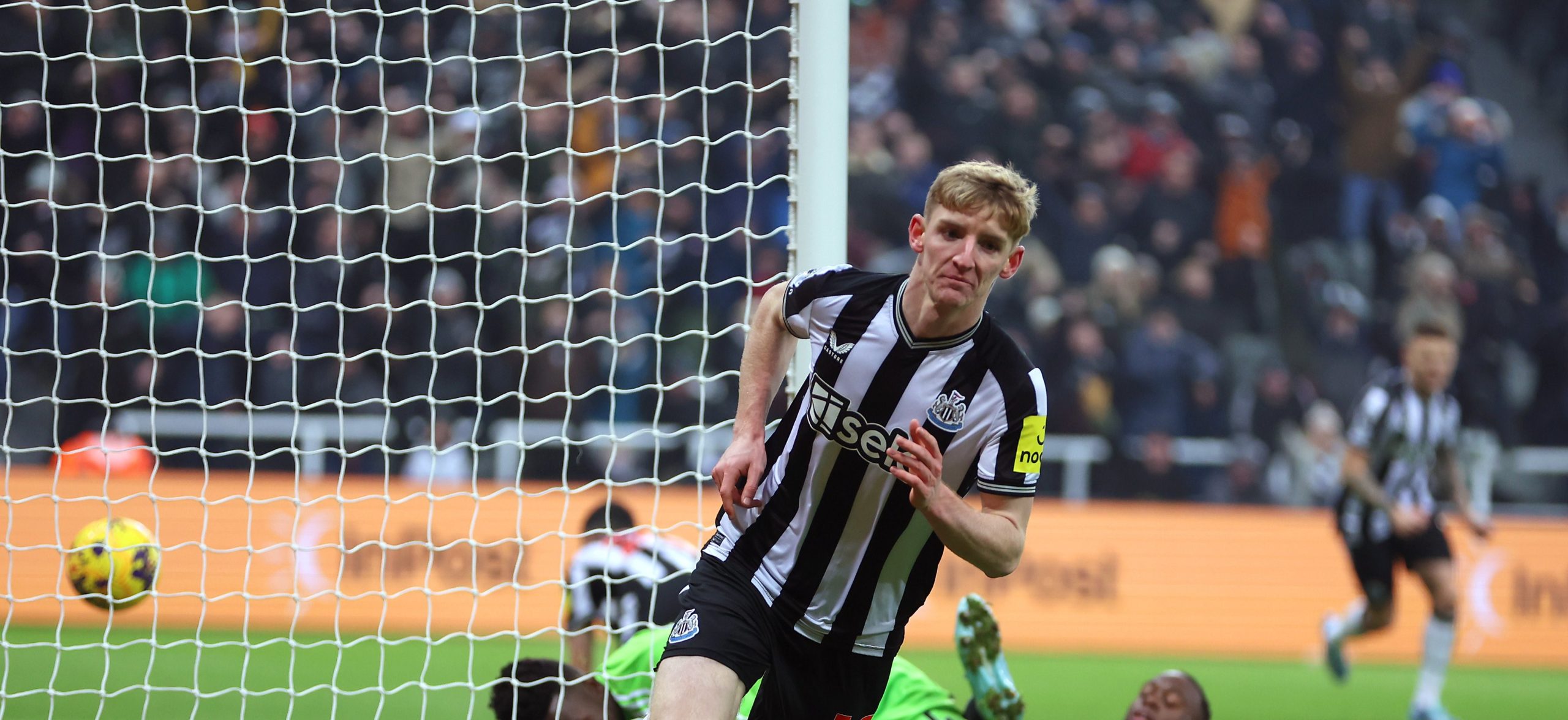 Gordon scores for Newcastle’s 1-0 win vs. Man Utd width=