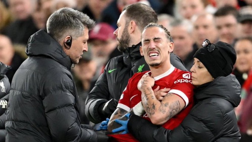 Tsimikas with broken collarbone after bizarre collision with Klopp