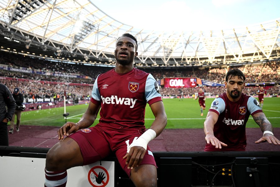 West Ham beat Man Utd 2-0 at London Stadium and overtake them