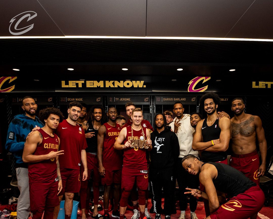 Allen has 7th straight double-double as Cavs beat Spurs 117-115