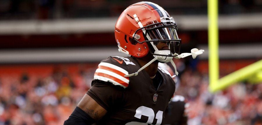 Cleveland star cornerback Ward injures knee in training