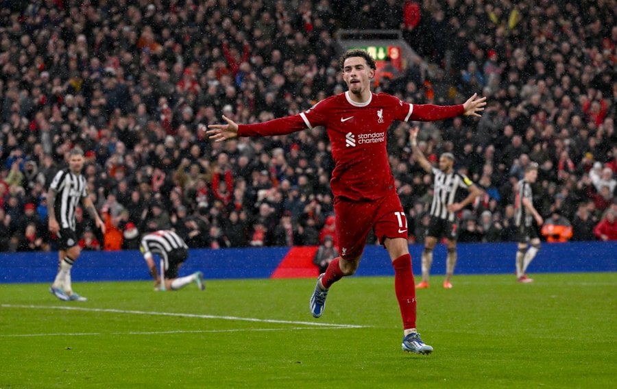 Liverpool destroy Newcastle 4-2 to remain EPL leader