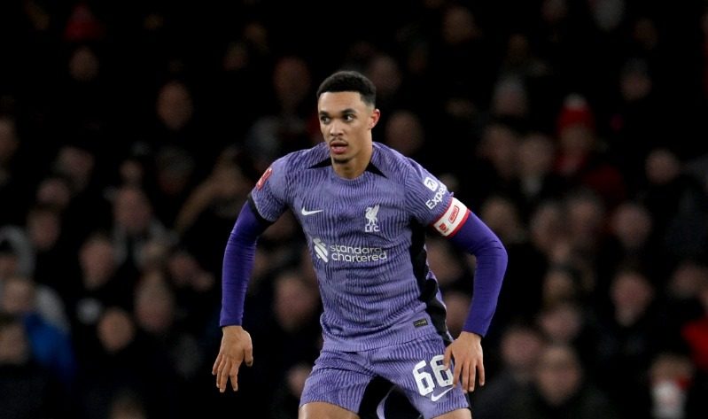 Alexander-Arnold to miss a few weeks with knee problem