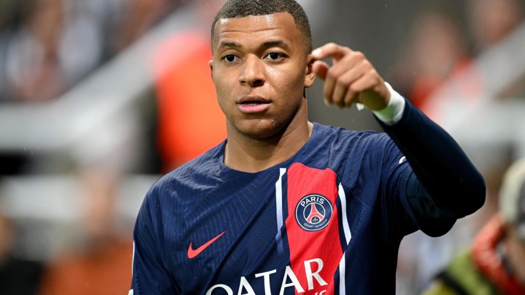 PSG makes another offer to Mbappe to stay 12