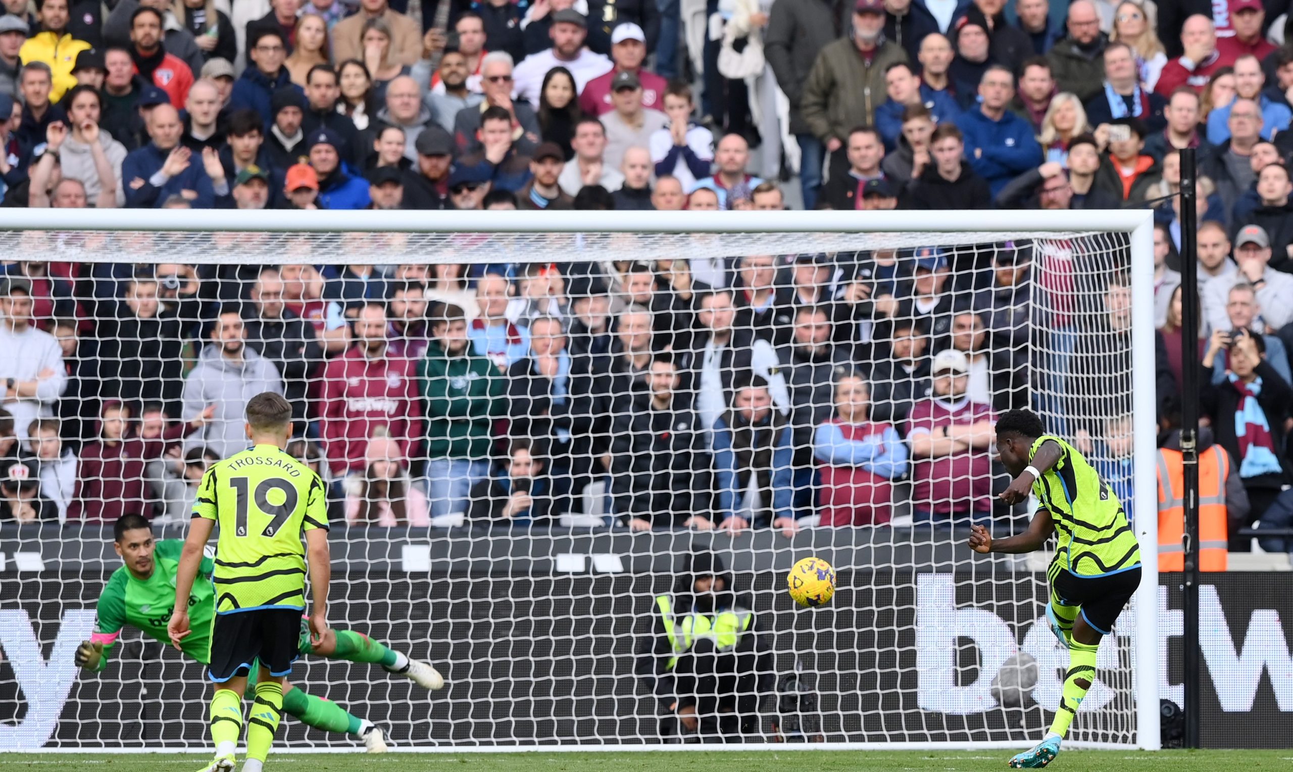 Arsenal trash West Ham 6-0 after scoring 4 in 1st half