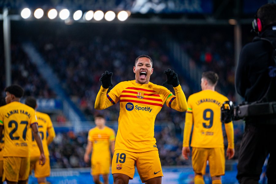 Roque subs on, scores and was sent off in Barca’s win vs. Alaves