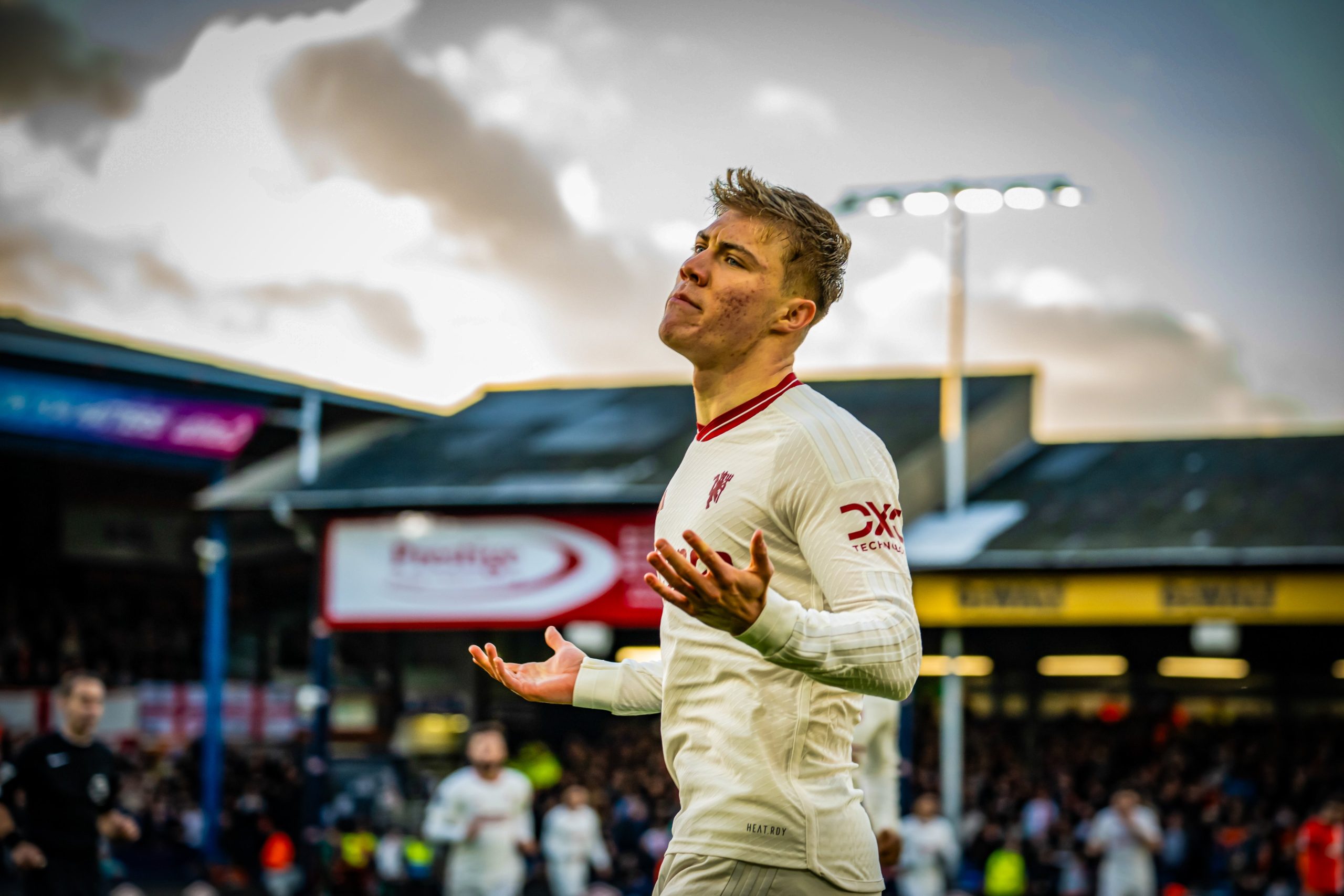 Man United has to fight hard to get 2-1 win at Luton
