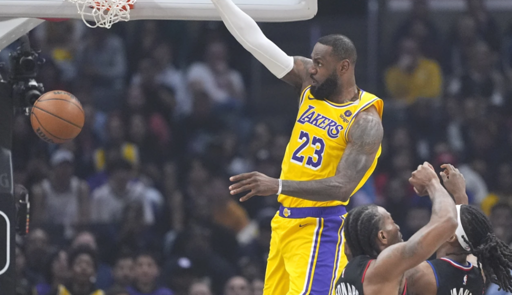 Lakers rally from 21-point deficit to win 116-112 over Clippers 3