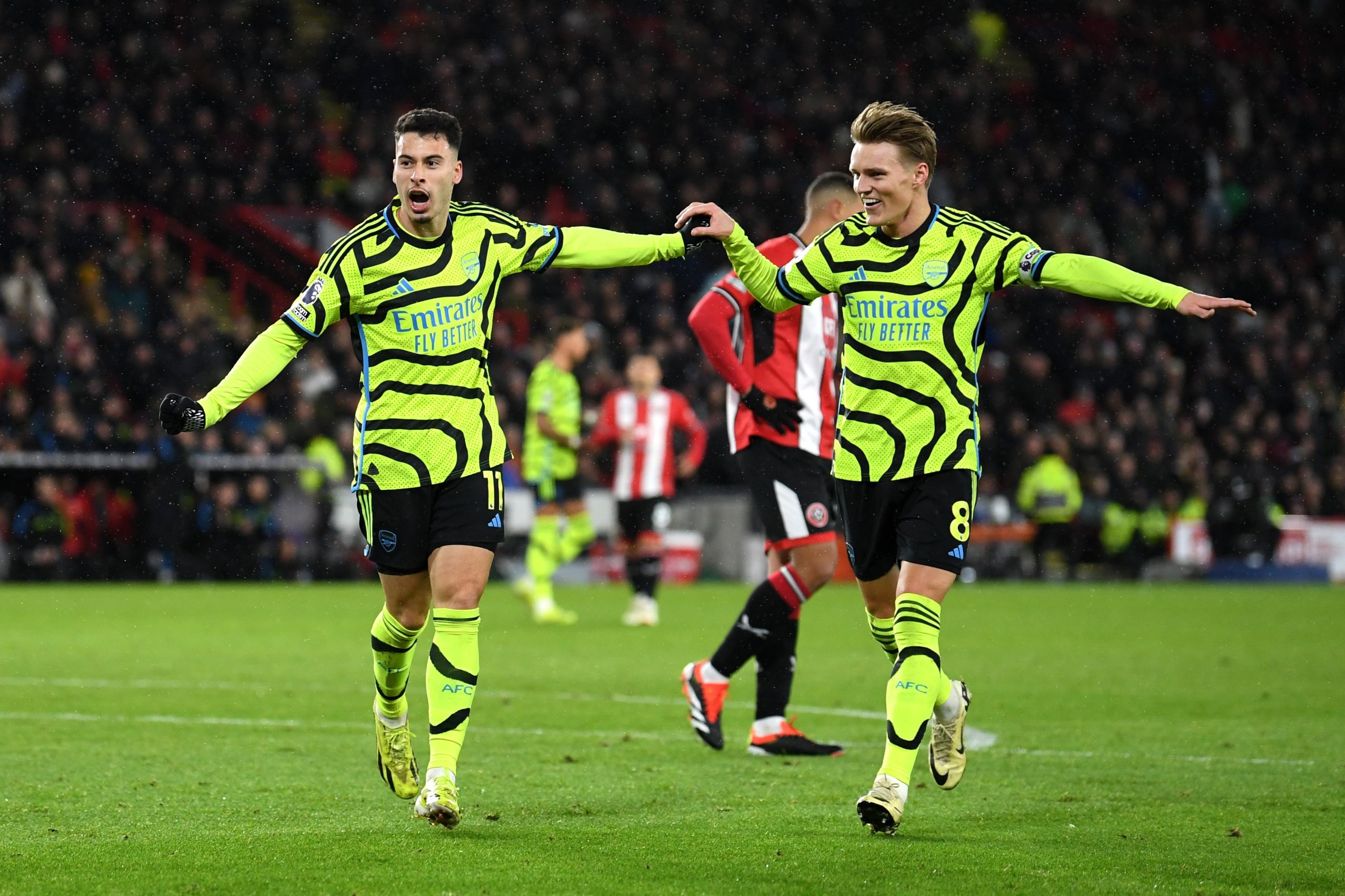 Arsenal flies past Brentford 6-0 to stay close to the top