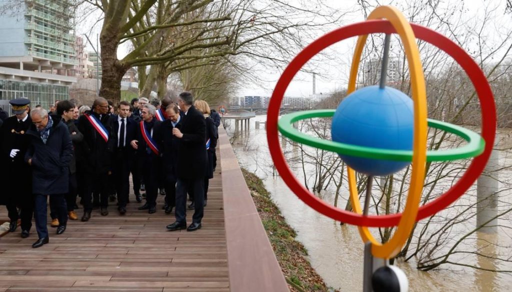French president promises to swim in Sein over pollution rumors 11