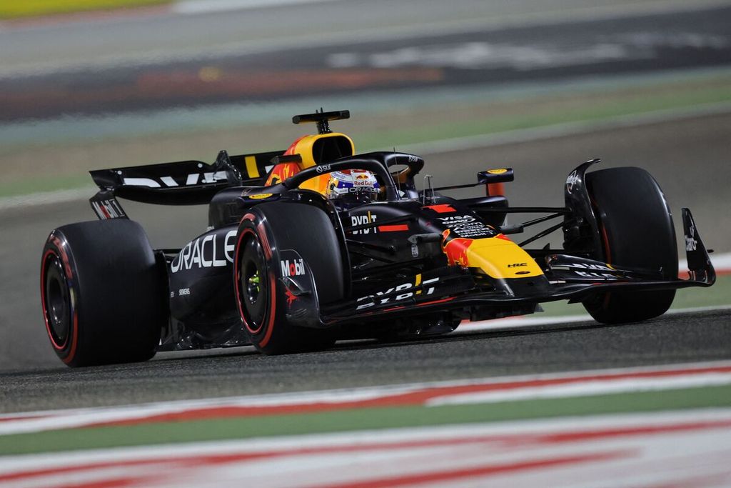 Max Verstappen flies in Bahrain, clinches first pole of the season