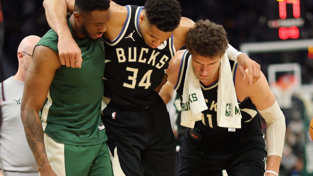 Giannis scare Bucks with an injury against Celtics