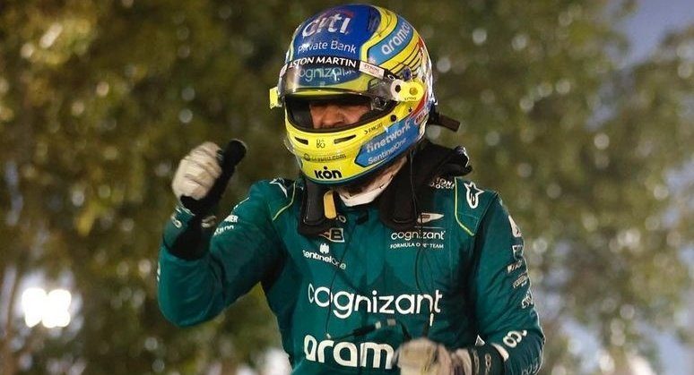 Alonso inks contract extension with Aston Martin until 2026 2