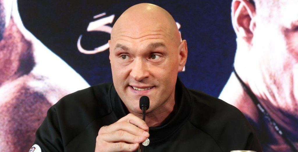 Fury hits at Usyk for being 'too small to be in heavyweight' 3