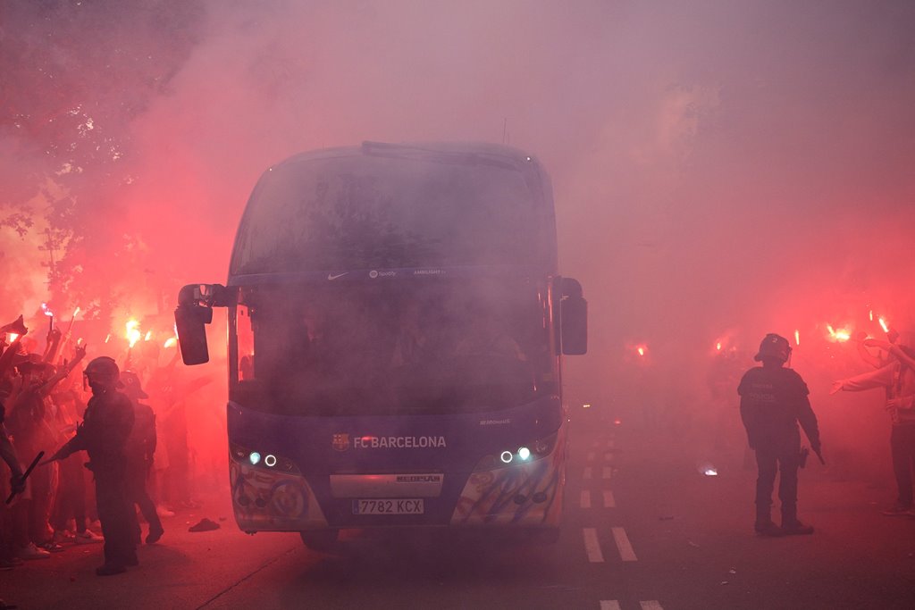 Barcelona fans vandalize their own team bus, mistaking it for PSG 8