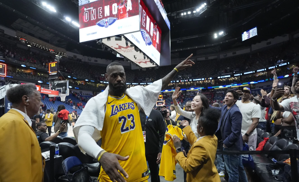 LeBron James still unsure if he will stay with Lakers 8