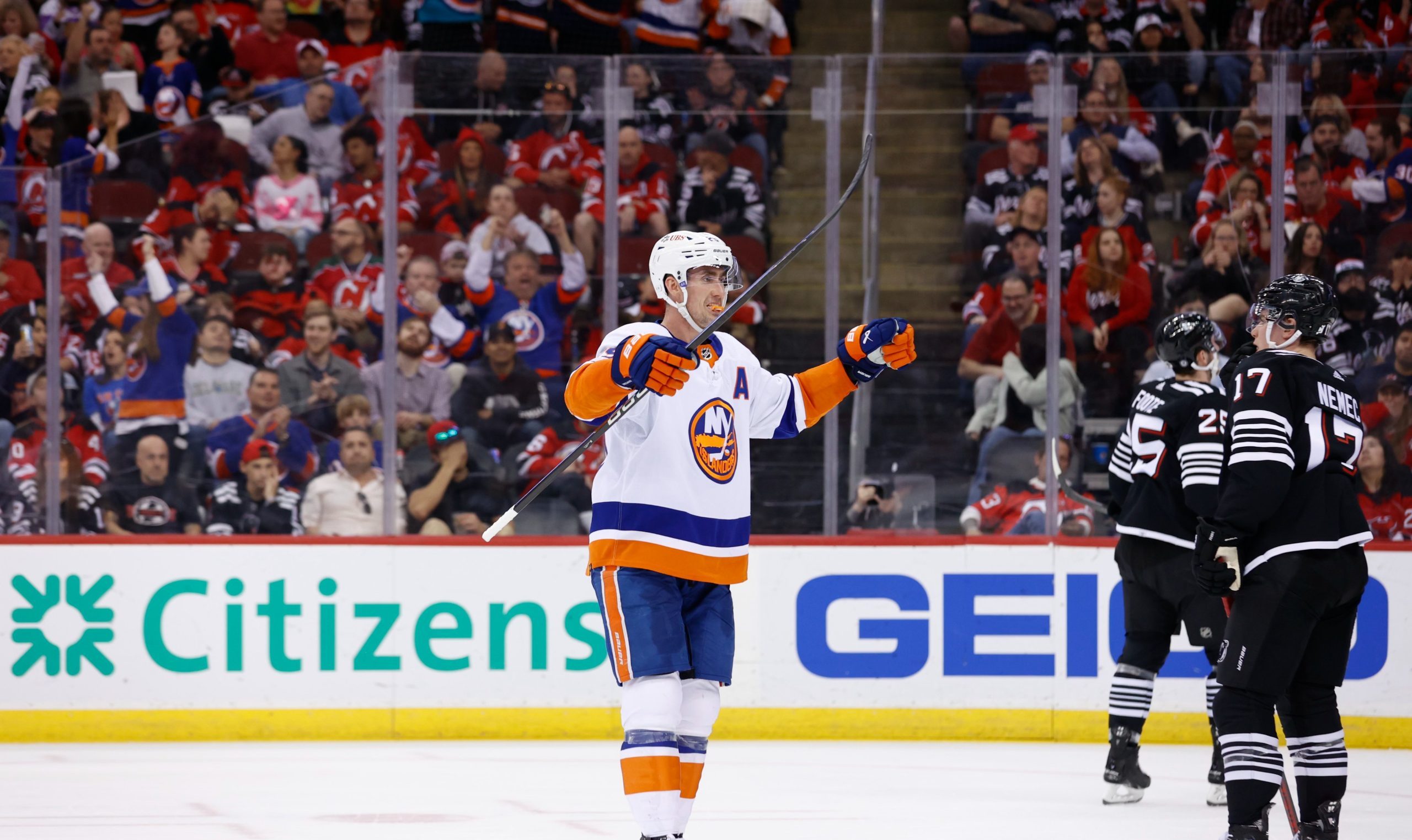 Islanders clinch a postseason spot in East with 4-1 win vs. Devils