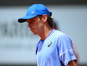 De Minaur beats Medvedev 3-1 sets in Paris to reach 1/4 finals 8